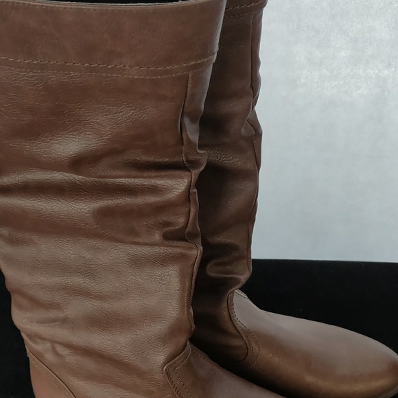 Women's Brown lace up in the back boots - Picture 3 of 4